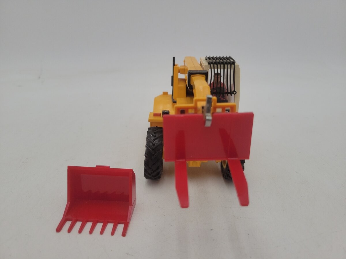 W. Britain 9918 1:32 Scale Yellow Loadall JCB Digger with Driver and Accessories