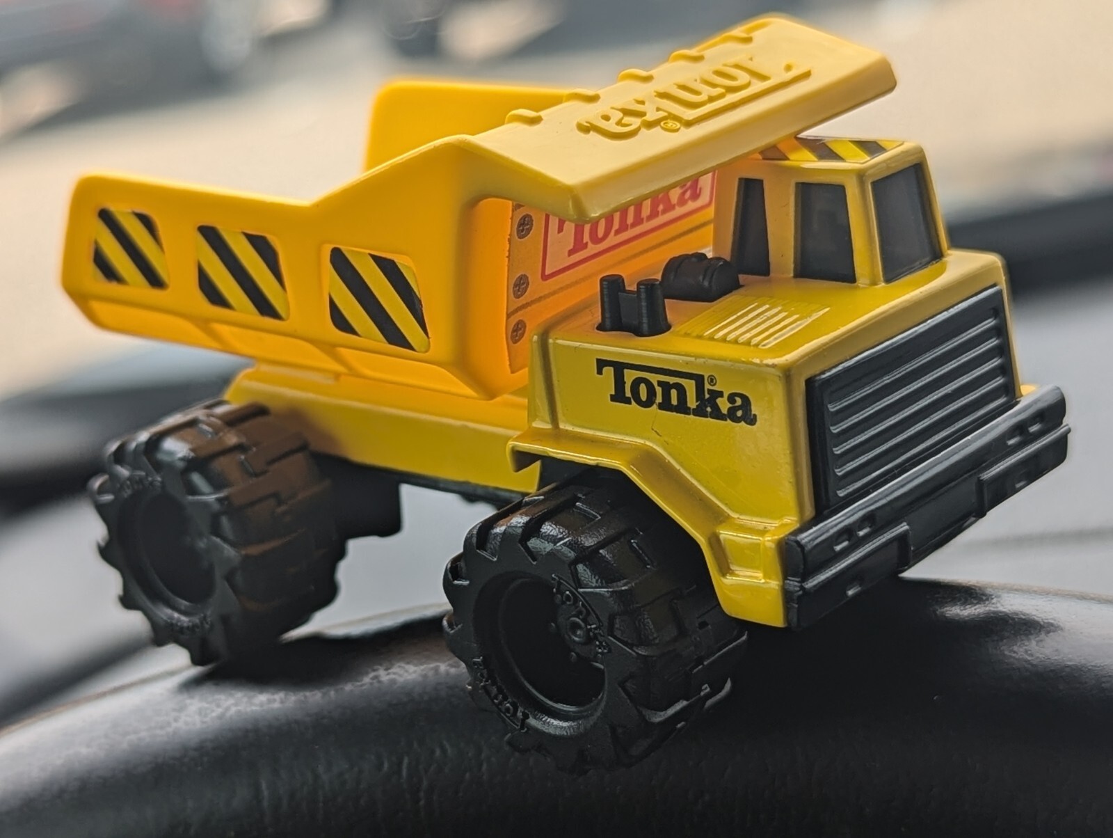 BOLD 2003 DIECAST LOADER TRUCK BY TONKA LOADER BED MOVES UP & DOWN DIECAST CAB