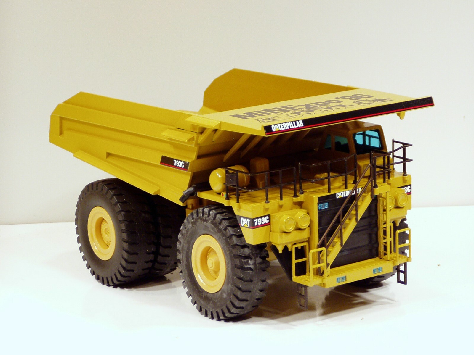 Caterpillar 793C Dump Truck – “MINEXPO 96” – 1/50 – NZG #403 – N.MIB