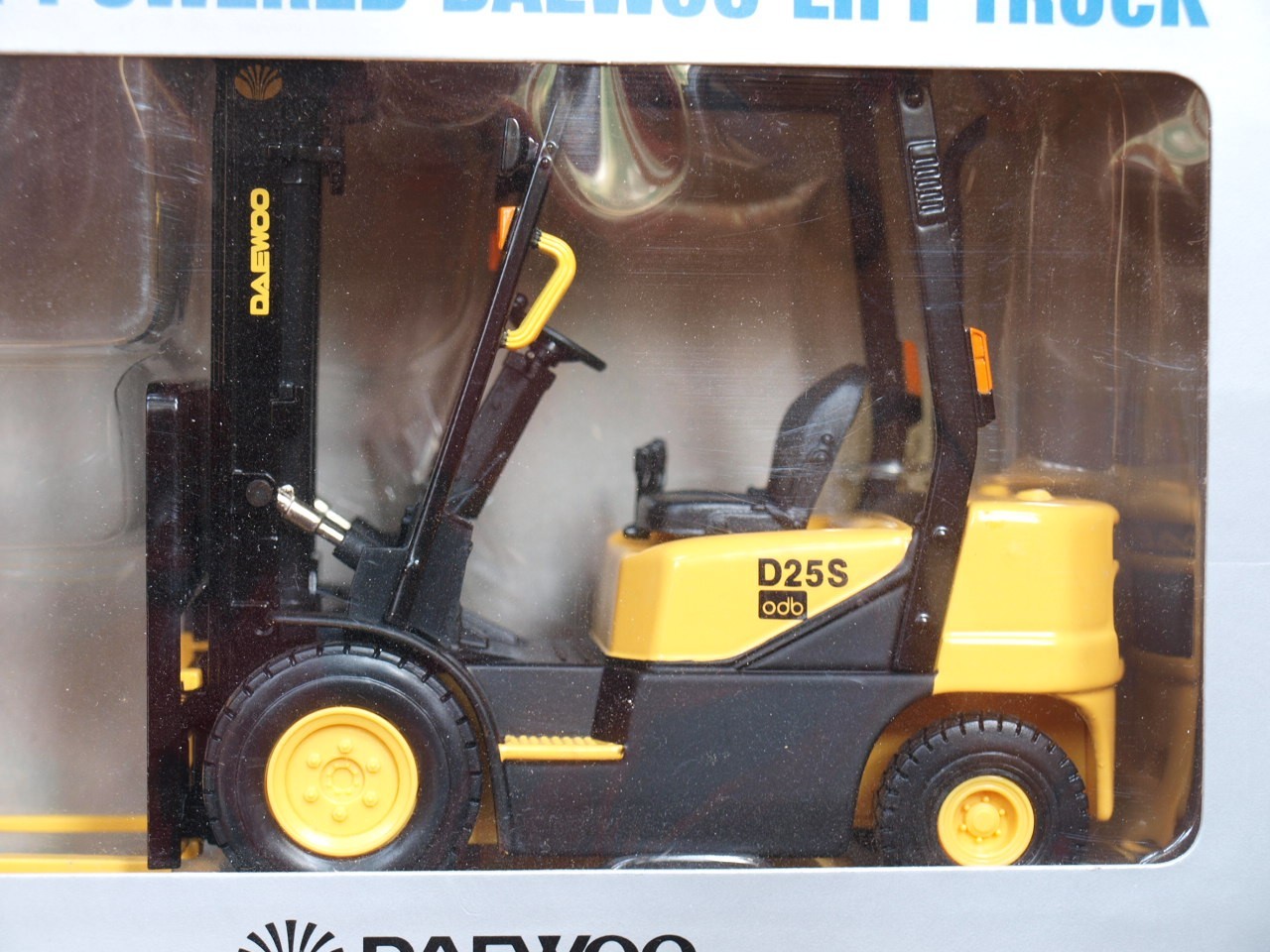Daewoo D25S Lift Truck Forklift 1/20 Scale Diecast Clover Toys Construction NIB!