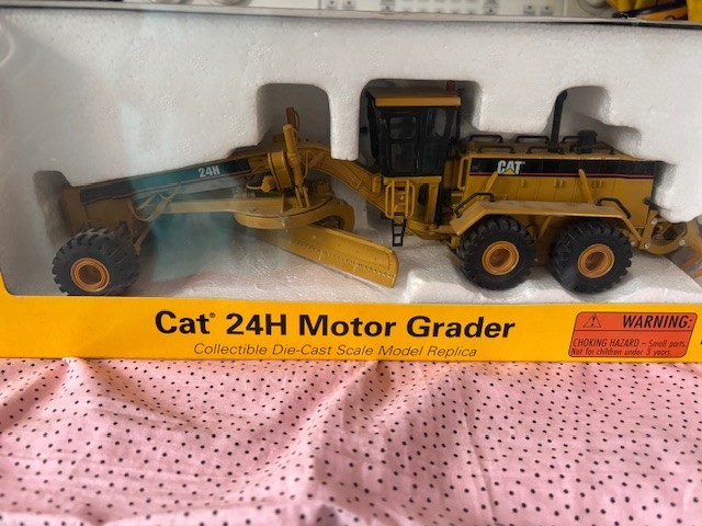 CAT 24H Motor Grader 1:50 Scale Norscot 55133 Die Cast NEW Free Ship