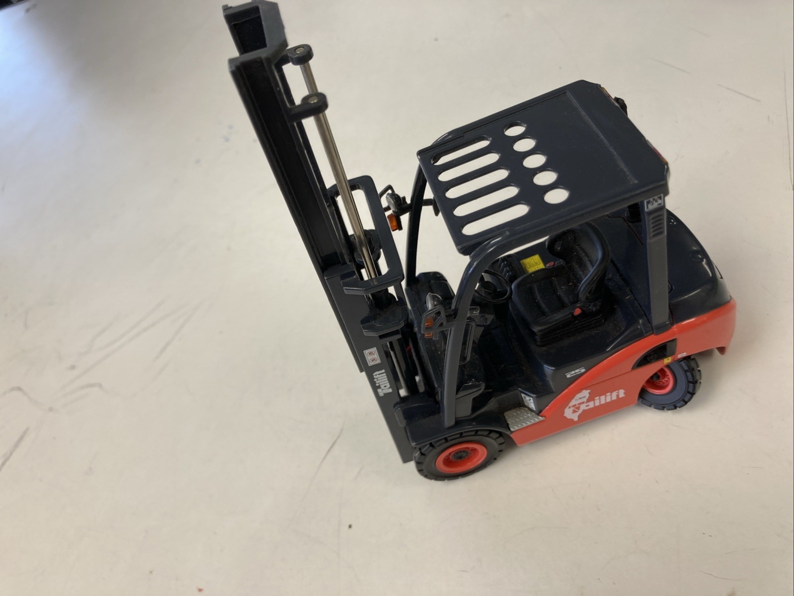 FLAWS AS IS 1/20 Scale Tailift 25 Forklift Fork Lift Truck Model Diecast Toy