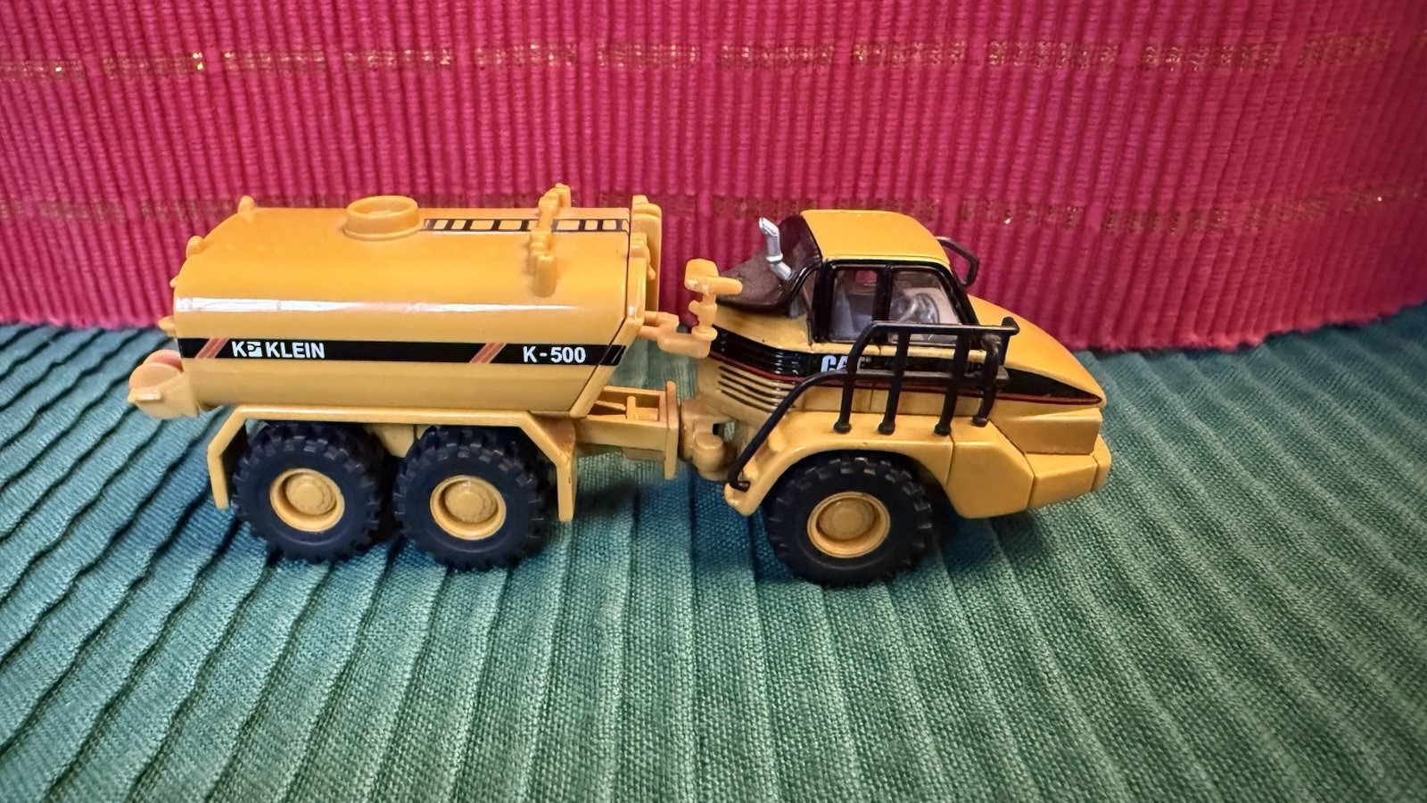 Norscot CAT Caterpillar Truck with Klein K-500 Water Tank 1:87 Die Cast Diecast