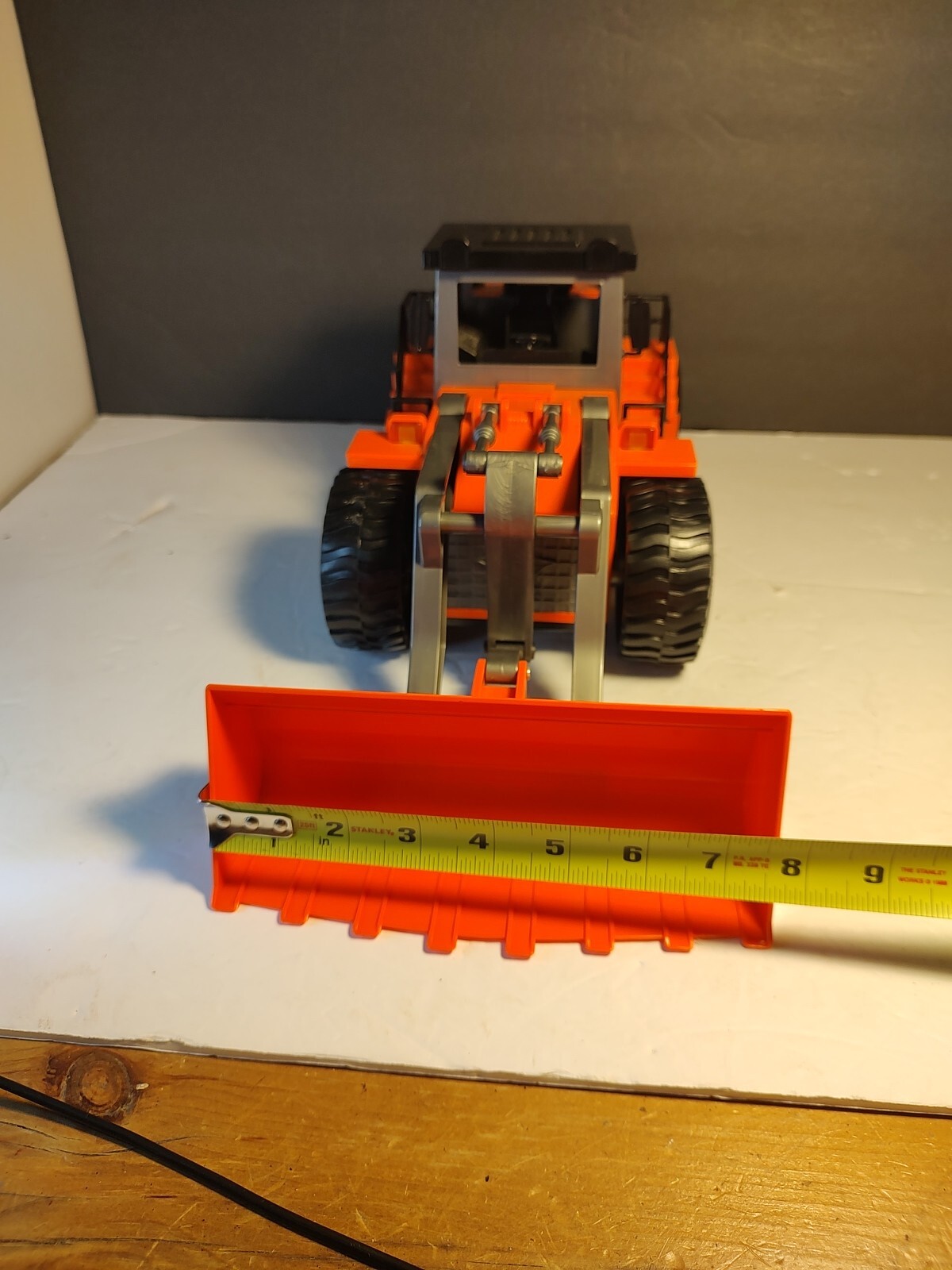 Battat Driven 1/14 Scale Large 19″ Front End Bucket Loader Construction Vehicle