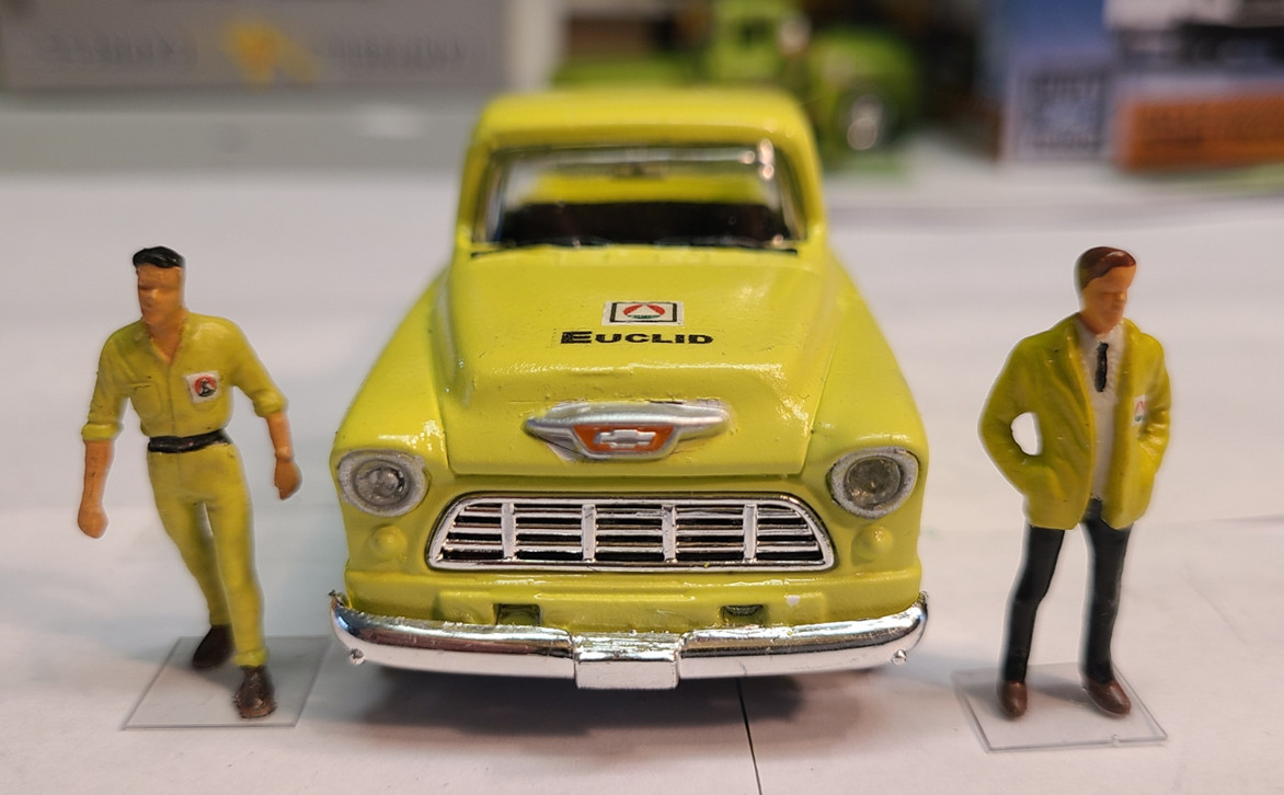 1/50 1955 Chevrolet Stepside Pick Up + 2 Figs – in EUCLID “High-Lite” Green !!