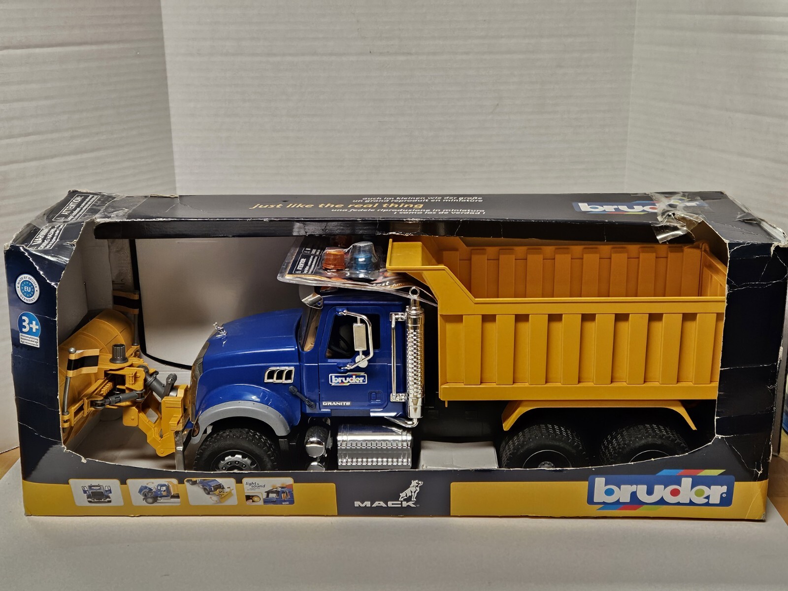 Bruder Mack Granite Dump Truck w/ Plow and Flashing Lights 1/16 02825 New