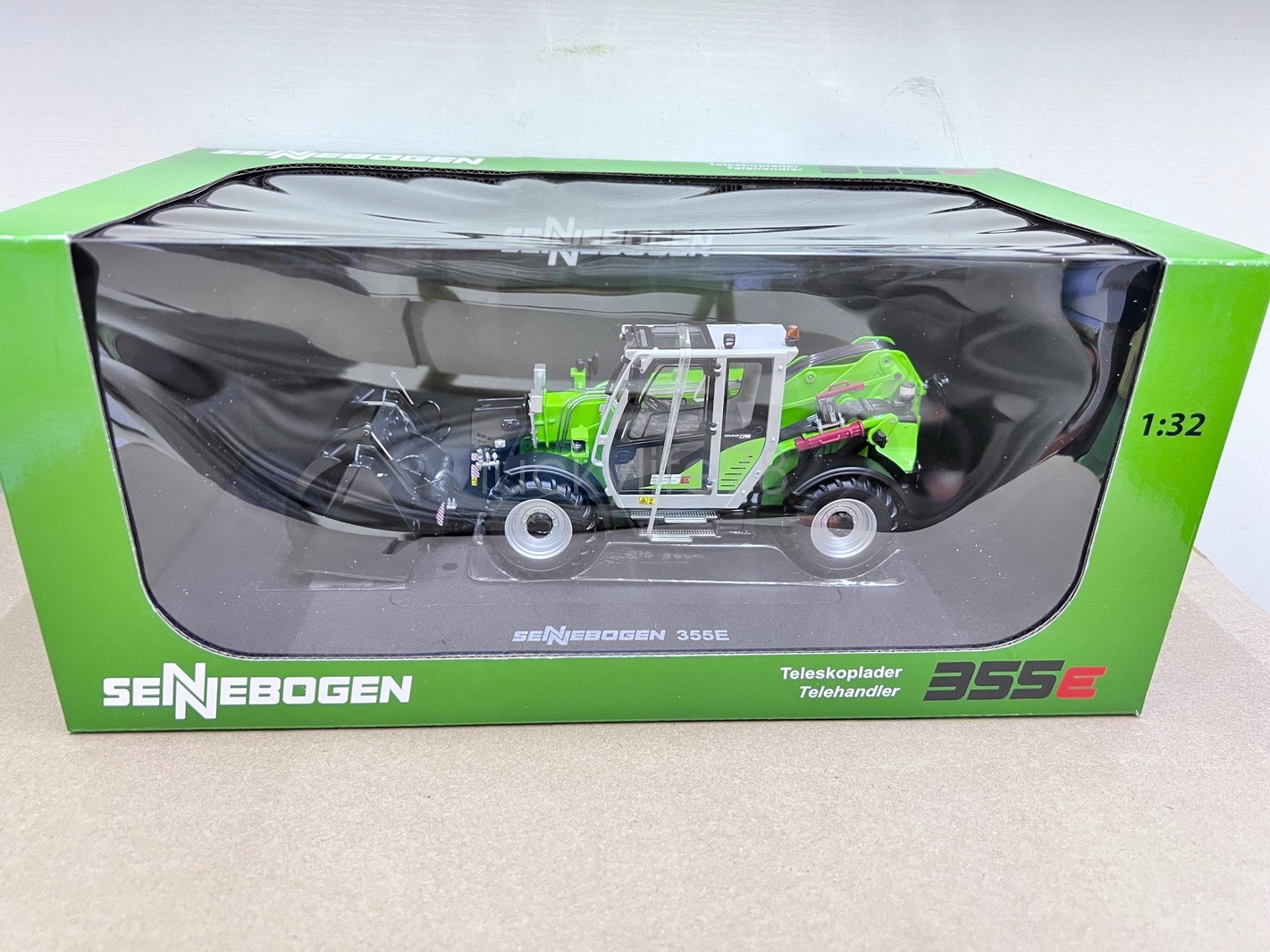 UH 1/32 Scale For Sennebogen 355E Telescopic Loader Diecasr UH8170 Model IN BOX