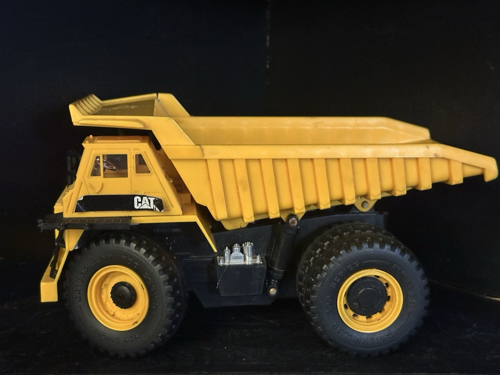 Vintage CAT Dump Truck New Bright 1987 Caterpillar Construction Toy