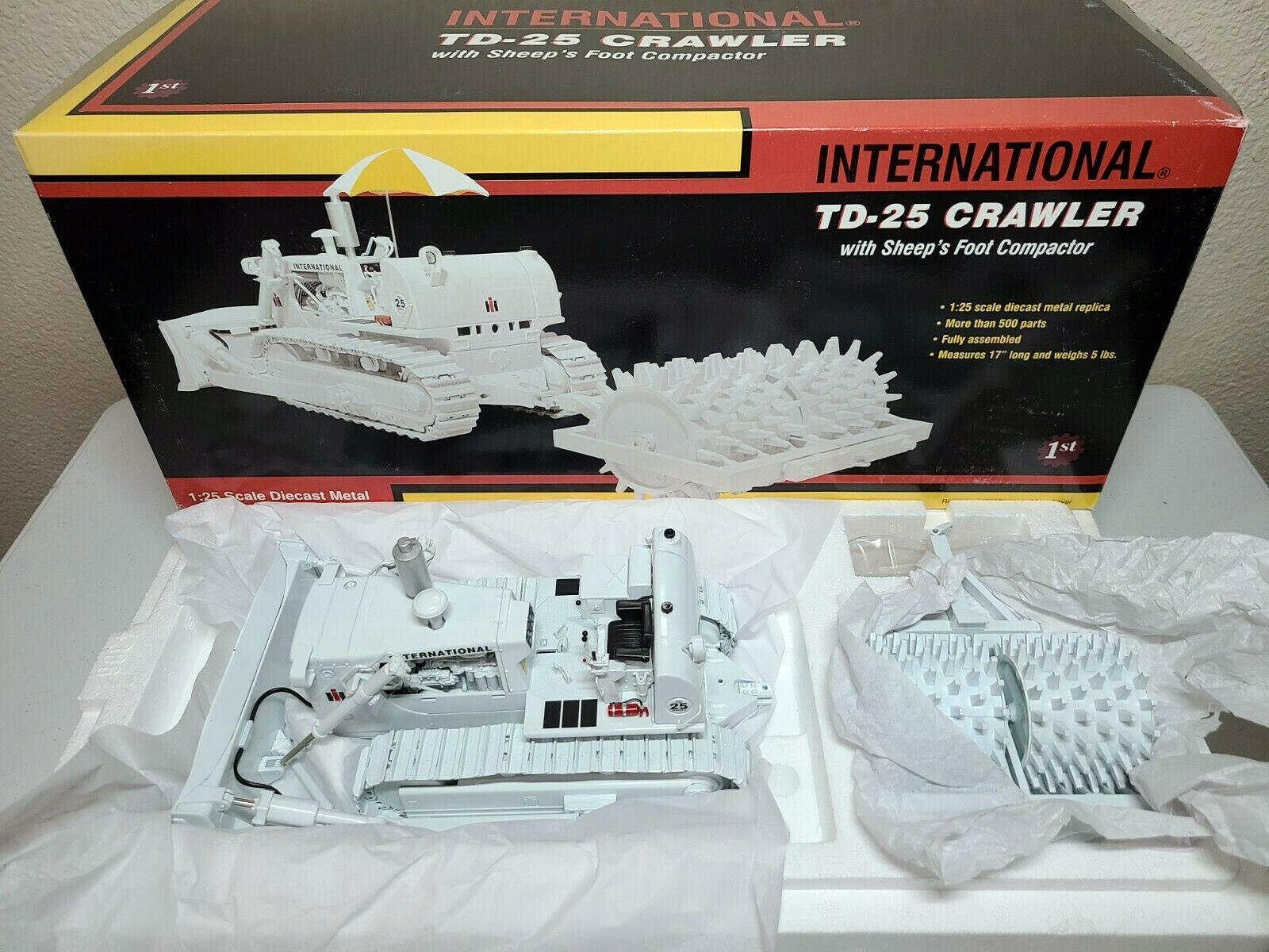 First Gear 79-0177 IH TD25 Dozer + Towed Sheepsfoot Packer White 1/25 Diecast MB