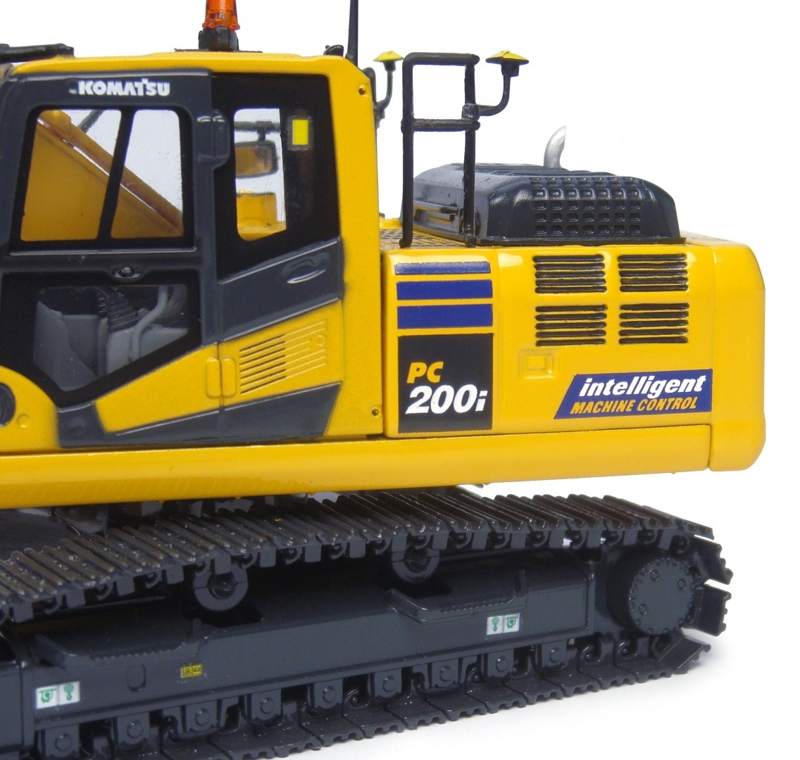 UNIVERSAL HOBBIES – Leather Intelligent Machine Control – KOMATSU PC200i – 1/50…