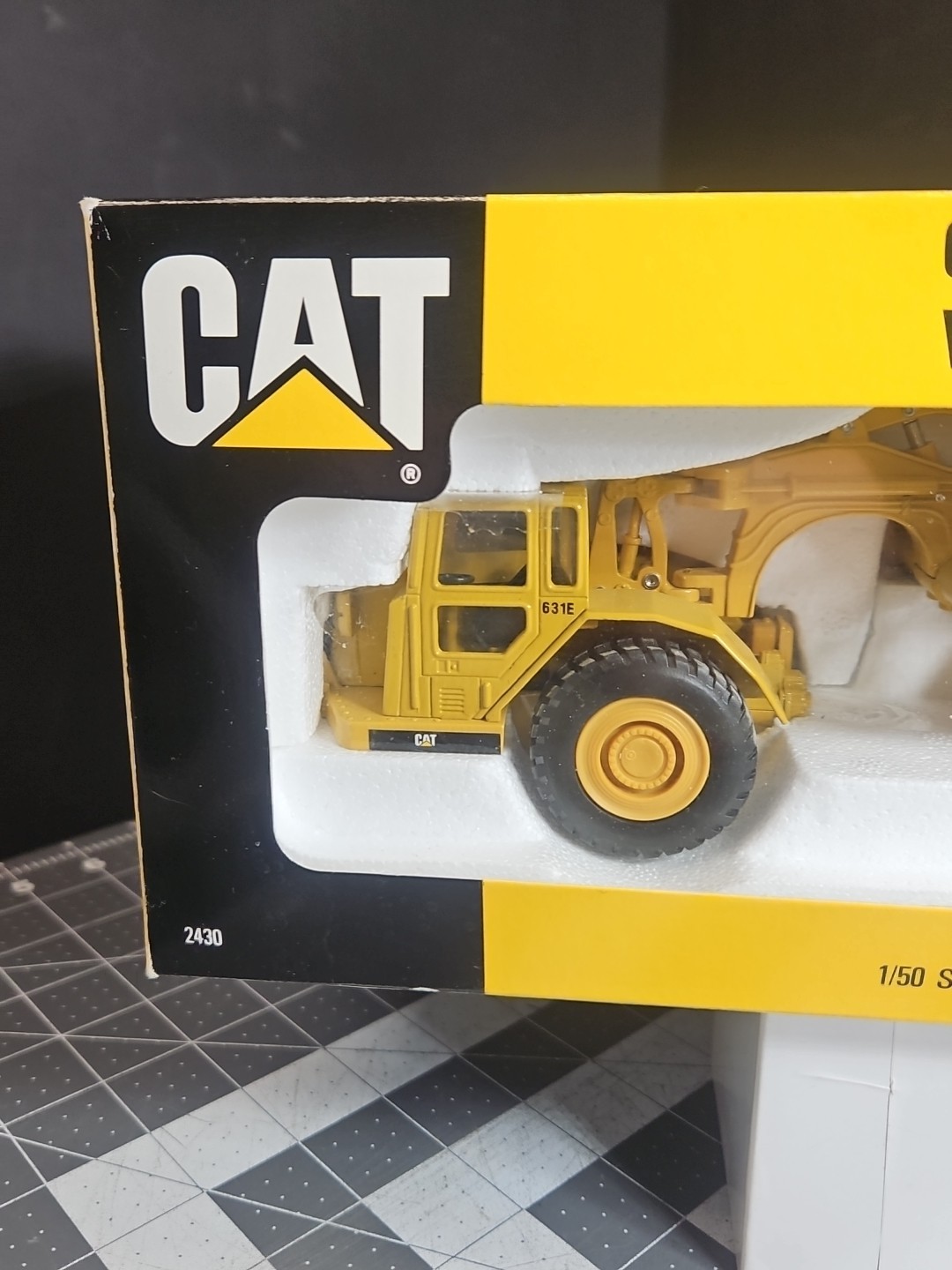 ERTL Caterpillar Cat 631E Wheel Tractor Scraper 1:50 Scale Model #2430 New