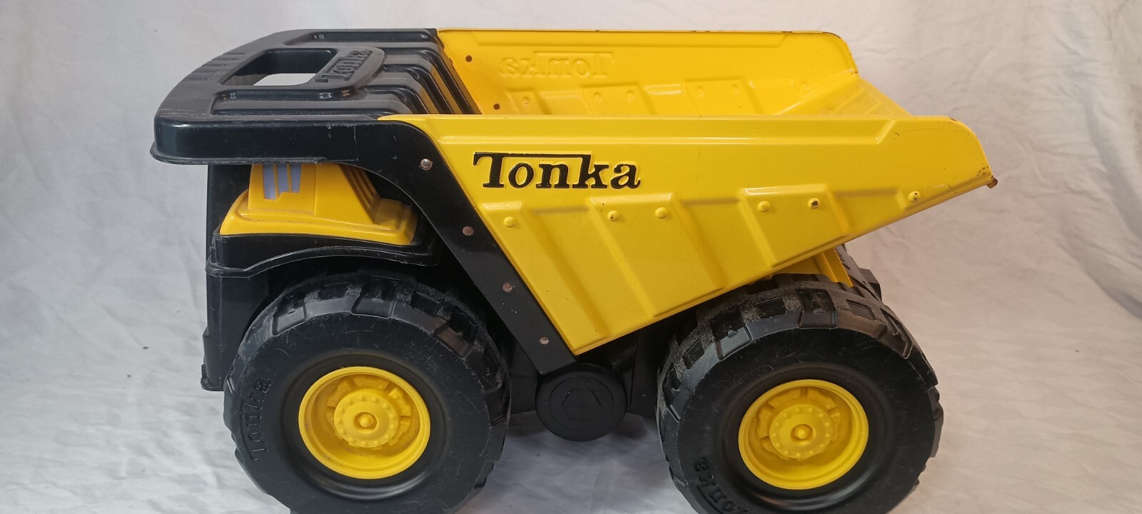 Tonka 90667 Toughest Mighty Dump Truck – Yellow