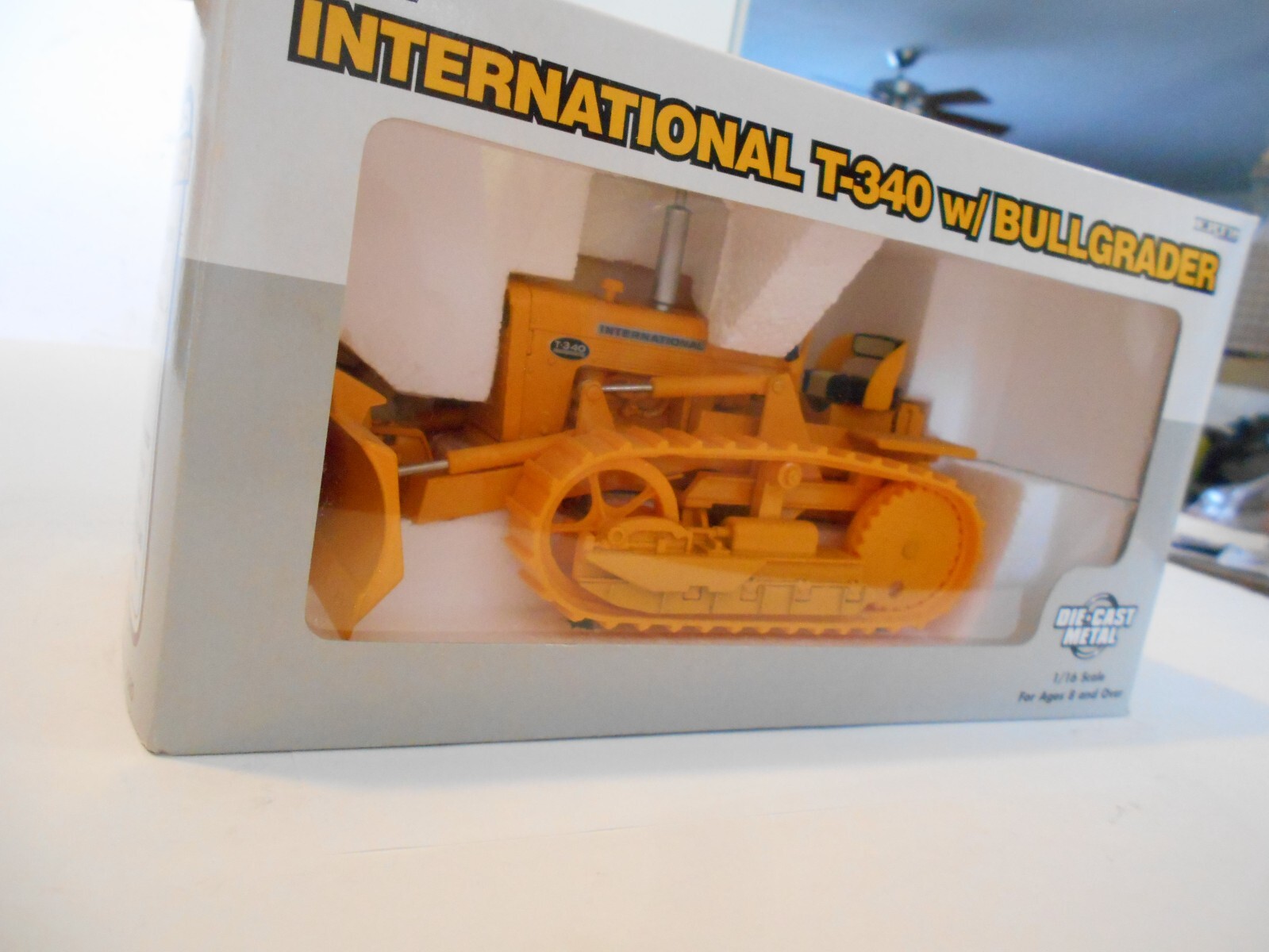 Vintage 1998 Ertl 1:16 Scale International T-340 Crawler w/Bullgrader, #4380 NIB