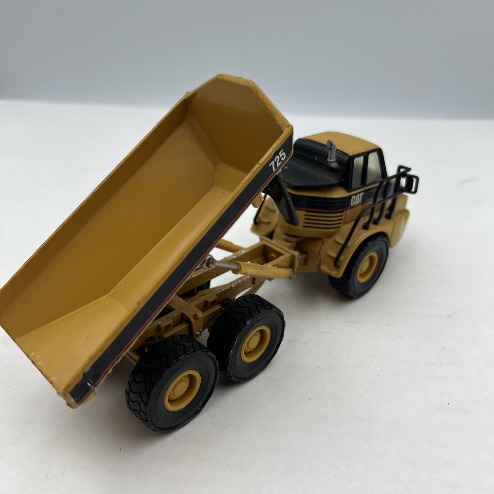 CAT 725 Articulated Dump Truck – Norscot Diecast