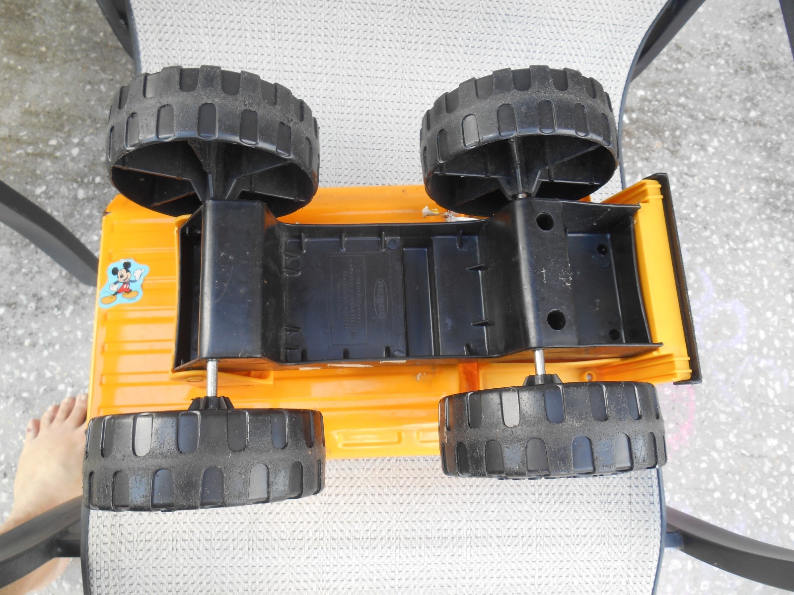 VINTAGE 1998 ROAD CHAMPS REMCO TUFF ONES LARGE METAL DUMP TRUCK. 9″ TALL.