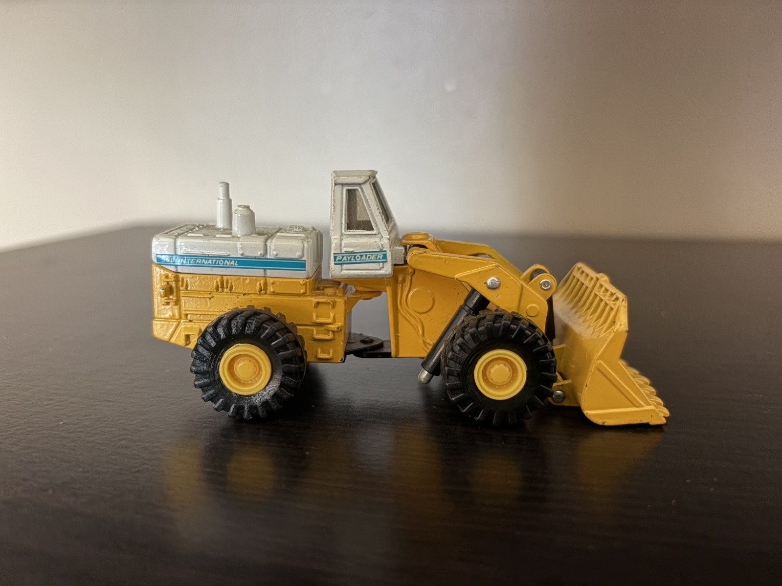 ERTL Mighty Movers International Payloader Wheel Loader 560 NO BOX*