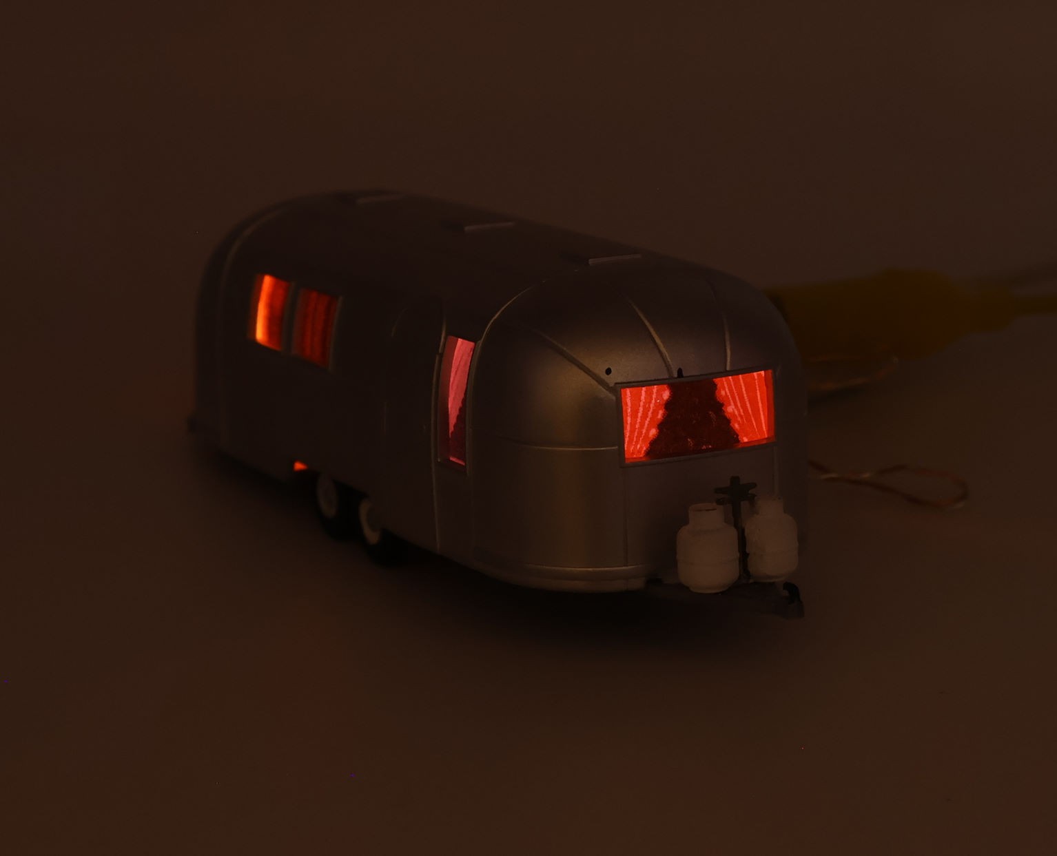 HO Scale Airstream 2-Axle Lighted Camper Accessory Bundle
