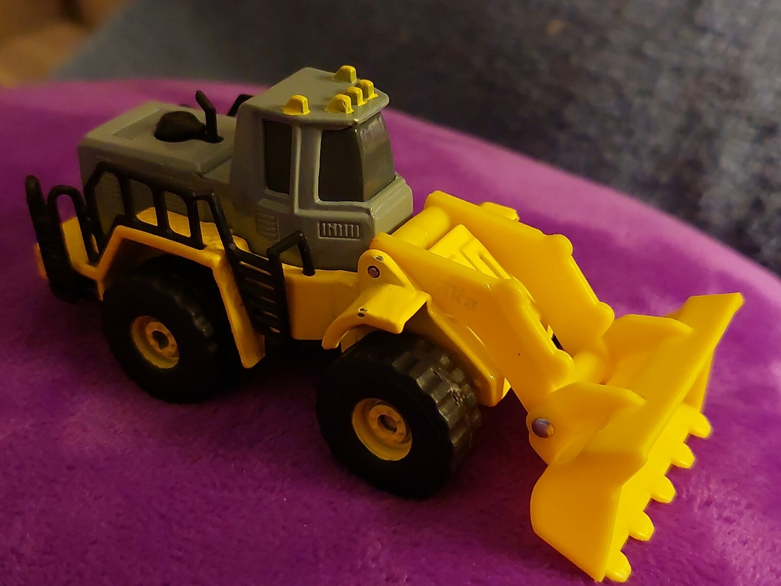 RUGGED & TOUGH 4″ LONG 2012 TONKA EXCAVATOR DIECAST VERY DETAILED AZTEC YELLOW