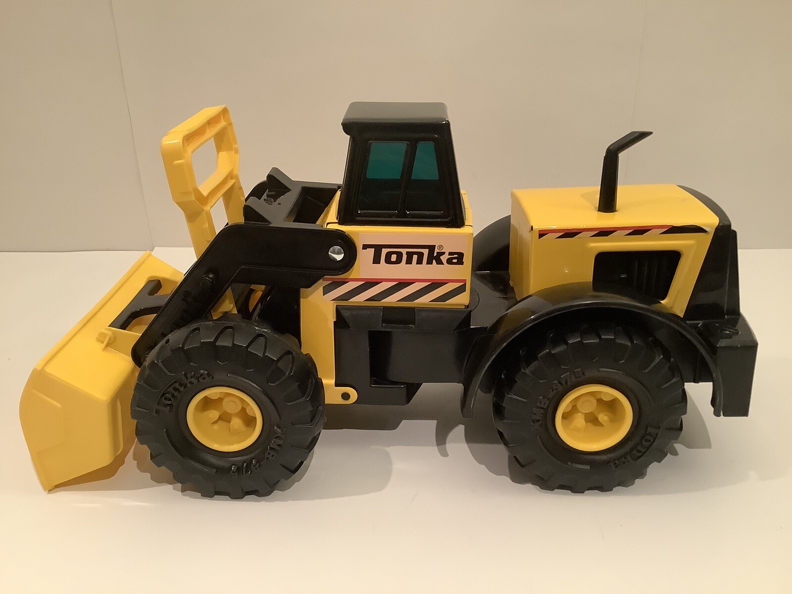 TONKA FRONT END LOADER EXCAVATOR PRESSED STEEL PLASTIC 93920 HASBRO 2012