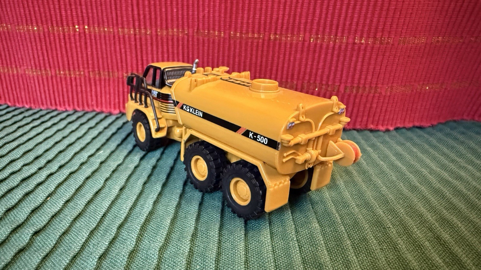 Norscot CAT Caterpillar Truck with Klein K-500 Water Tank 1:87 Die Cast Diecast