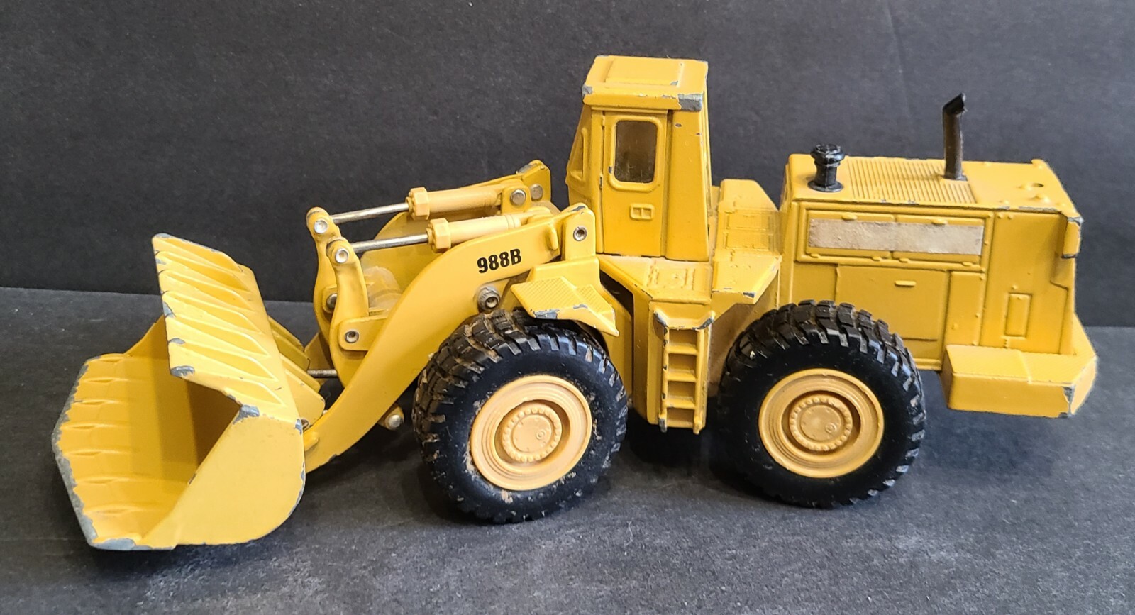 ERTL CAT Caterpillar Wheel Loader 988B 1856F Yellow Die Cast Model Vintage