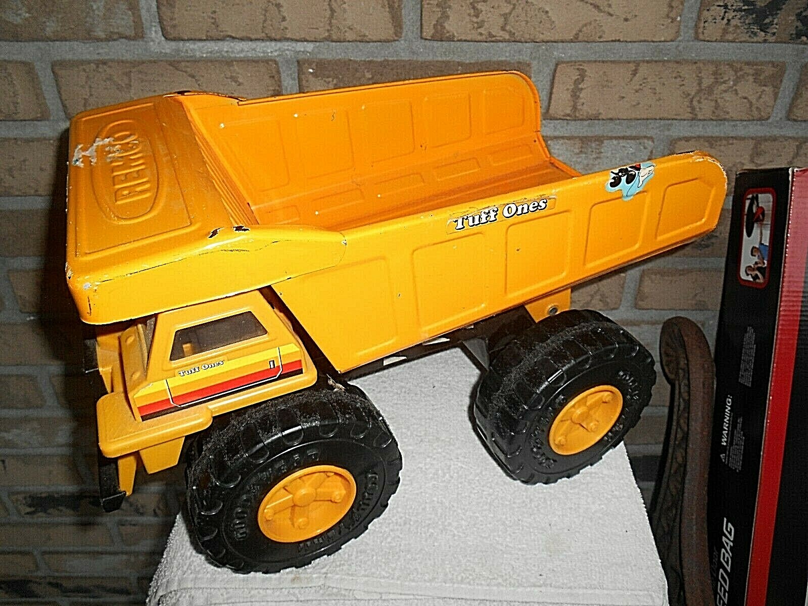 VINTAGE 1998 ROAD CHAMPS REMCO TUFF ONES LARGE METAL DUMP TRUCK. 9″ TALL.