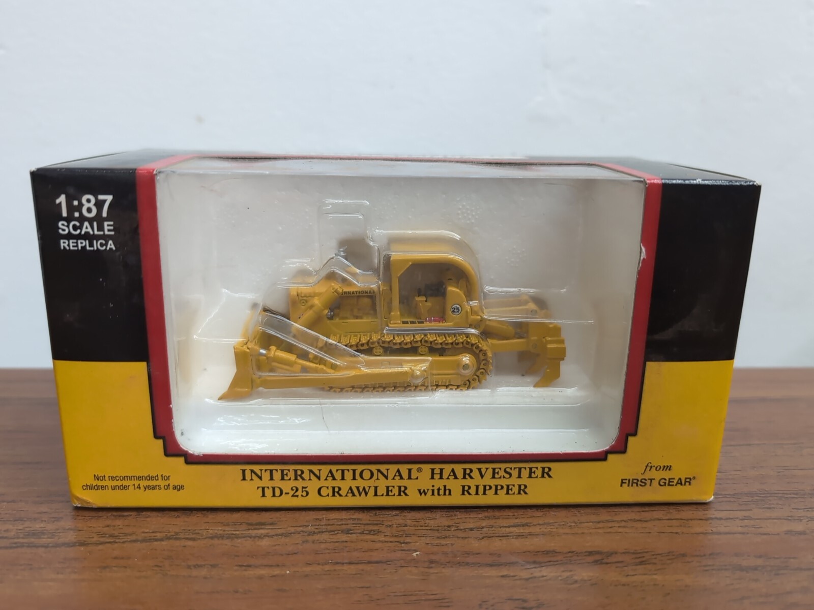 1/87 First Gear International Harvester TD-25 Crawler w/Ripper