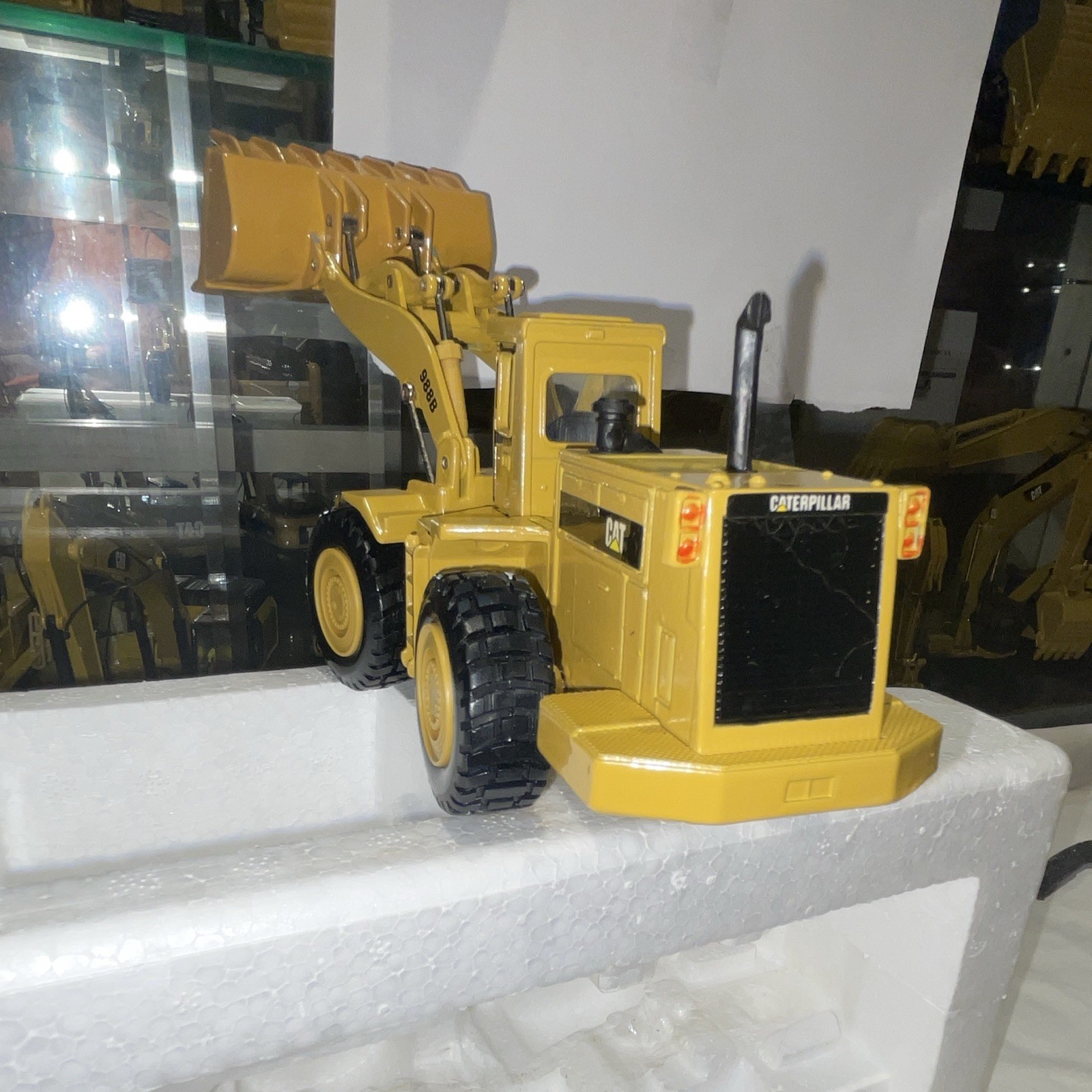 Ertl CAT Caterpillar 988B Wheel Loader Diecast Metal 1:50 Scale MPN 2435