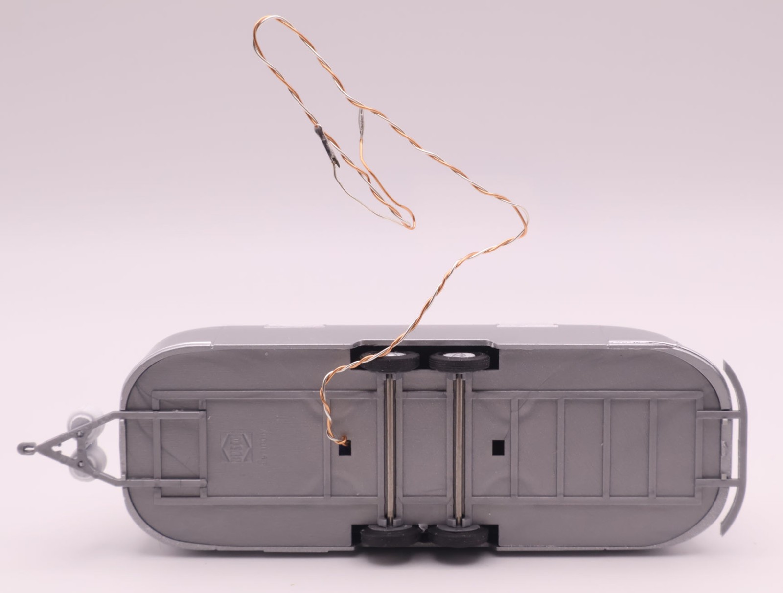 HO Scale Airstream 2-Axle Lighted Camper Accessory Bundle