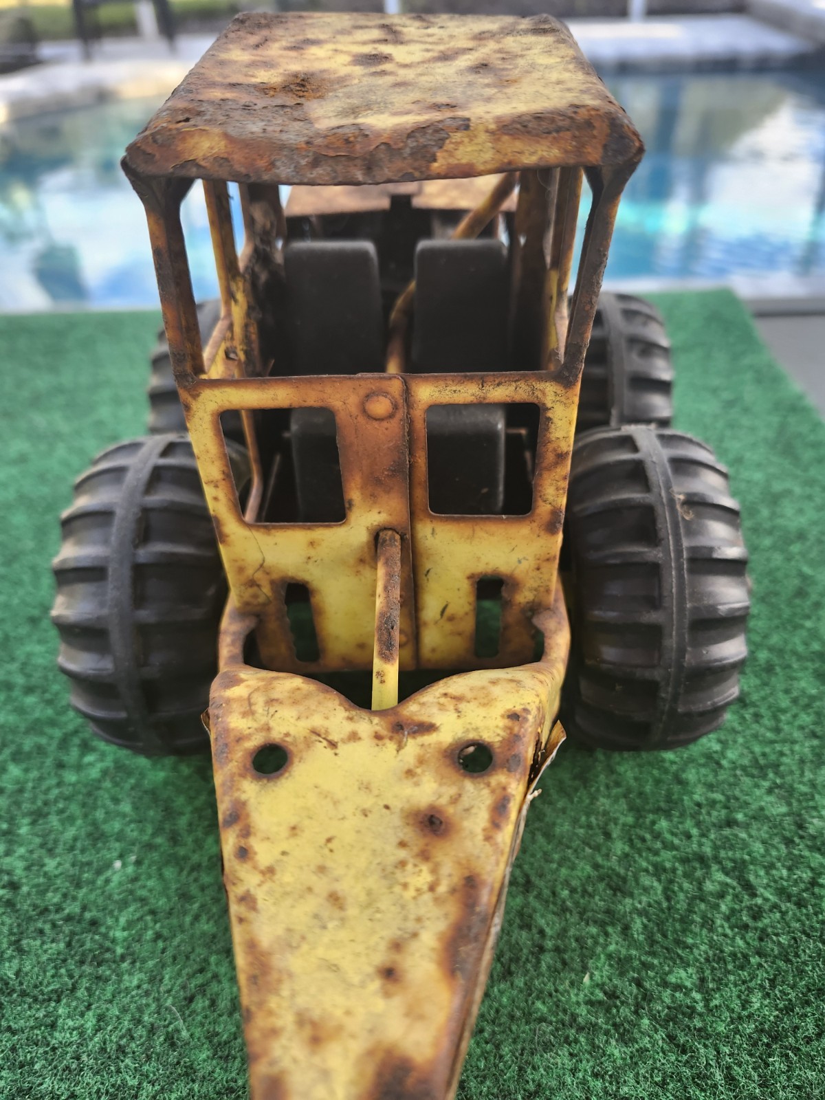 Tonka Grader Model 2510 missing blade and front end.