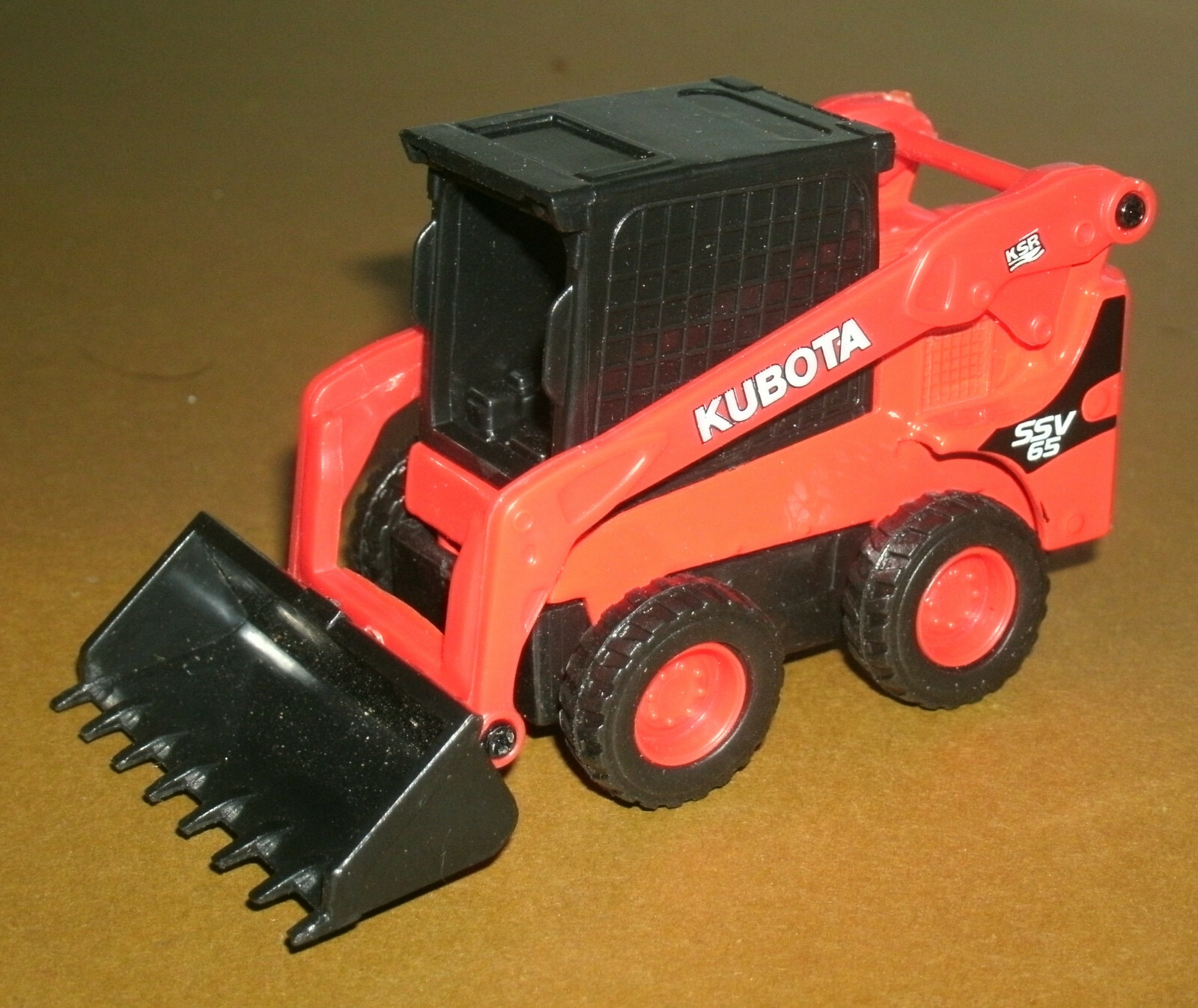 1/43 Scale Kubota SSV65 Wheeled Skid Steer Loader Toy (3.5″) New-Ray AS-33297