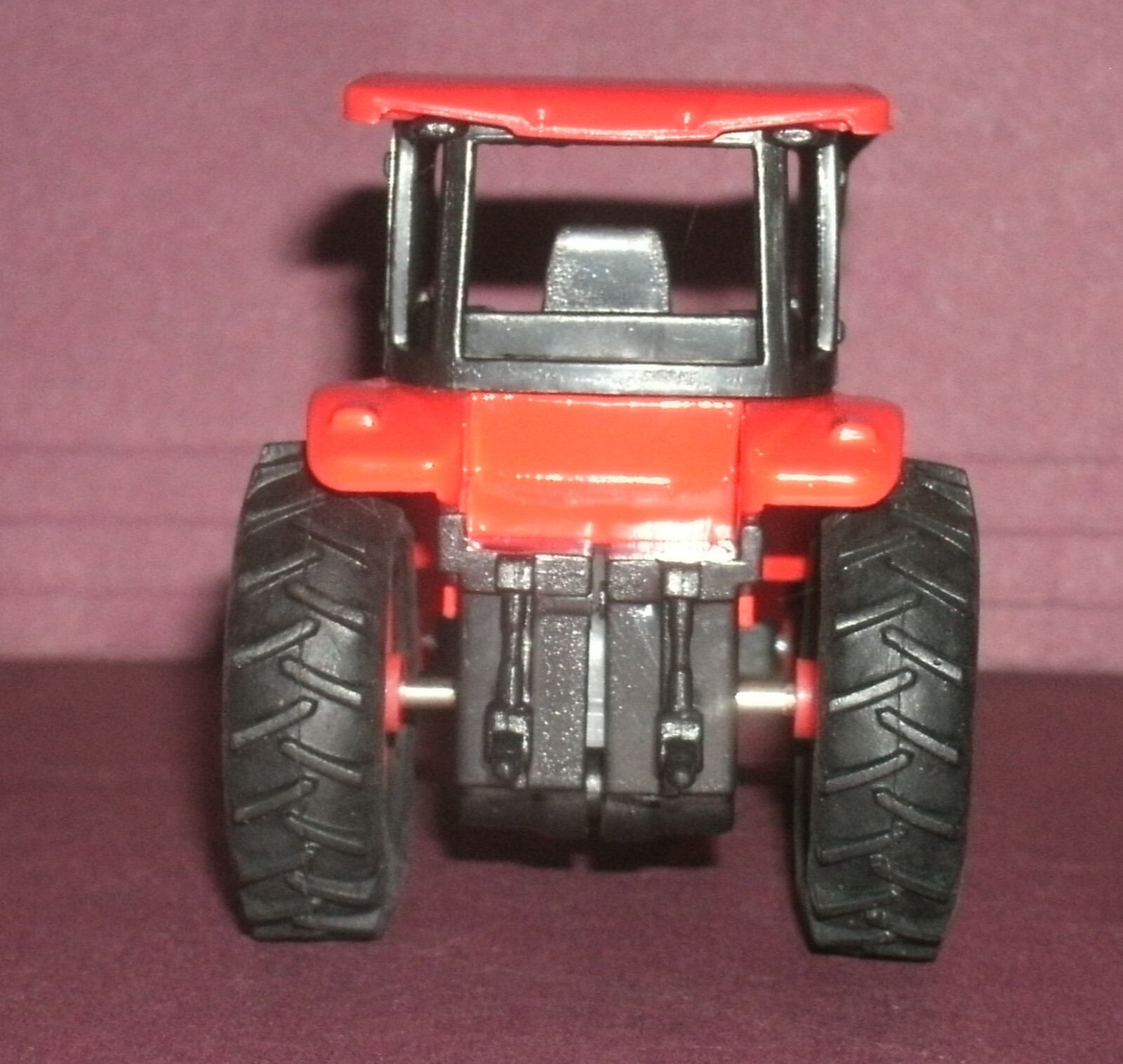 1/43 Scale Kubota M5-111 Utility Tractor w/ Loader Toy Model (4″) New-Ray 34197