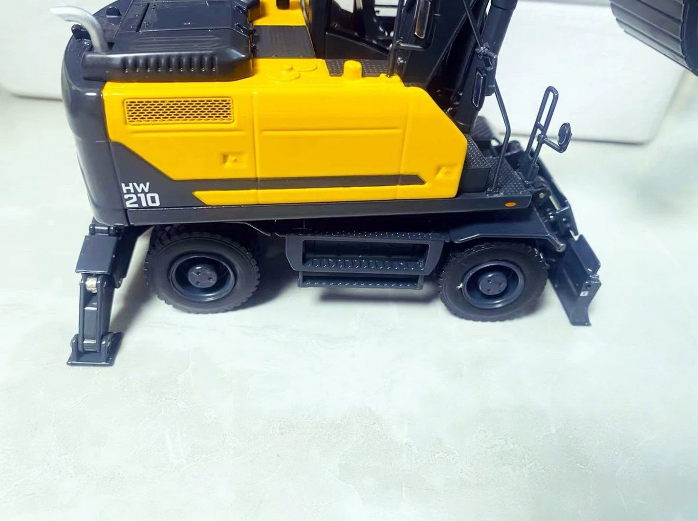 1/35 Scale HW210 Wheel Excavator Diecast Model Toy Collection NEW