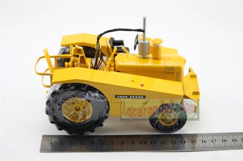 1:24 Scale John Deere 840 Diesel with 400 Scraper – Reuhl Model JD840/400 New