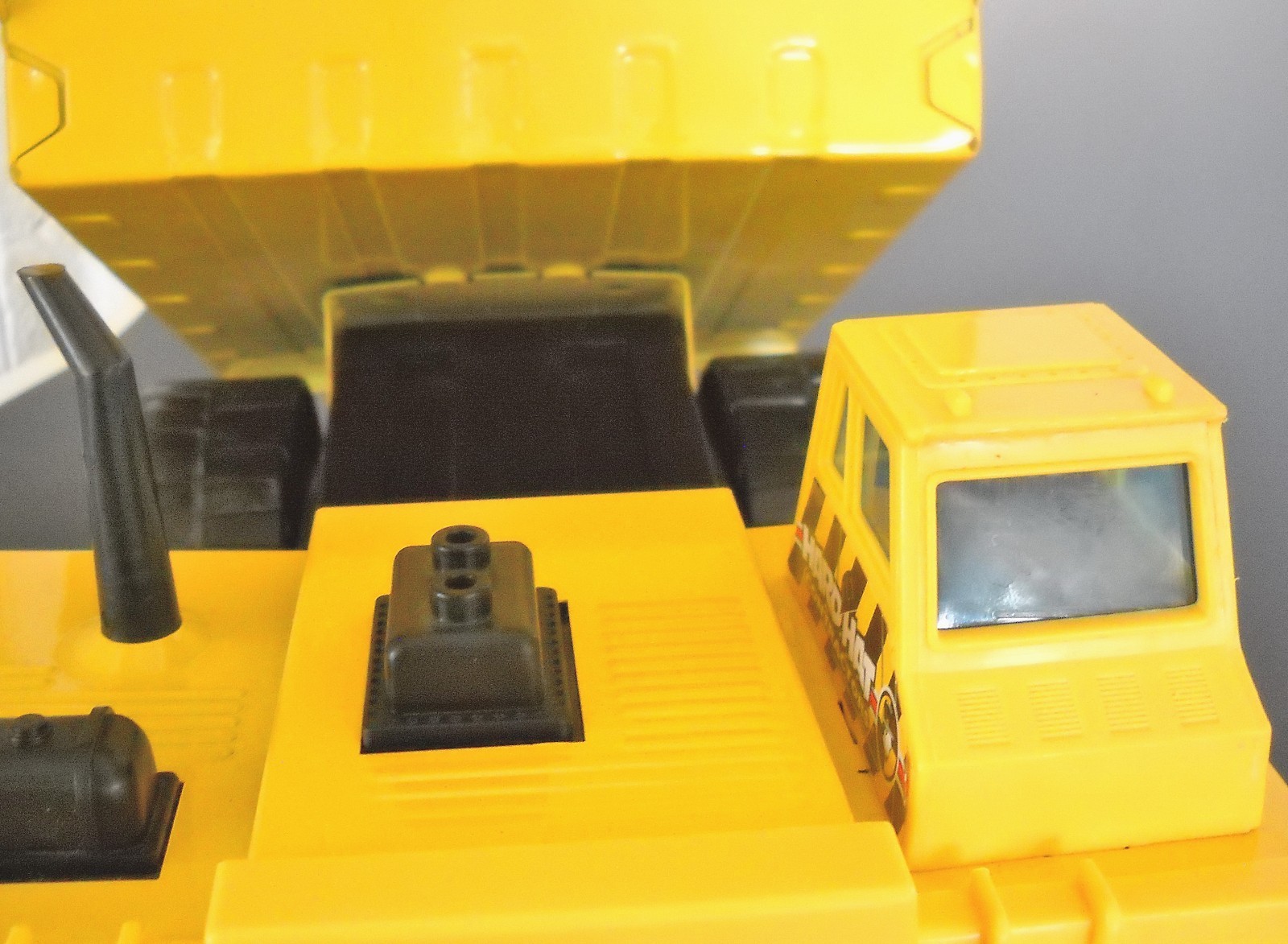 FUN RISE Hard Hat Contractors Big Toy Dump Truck Metal and Plastic 8″ x 15″