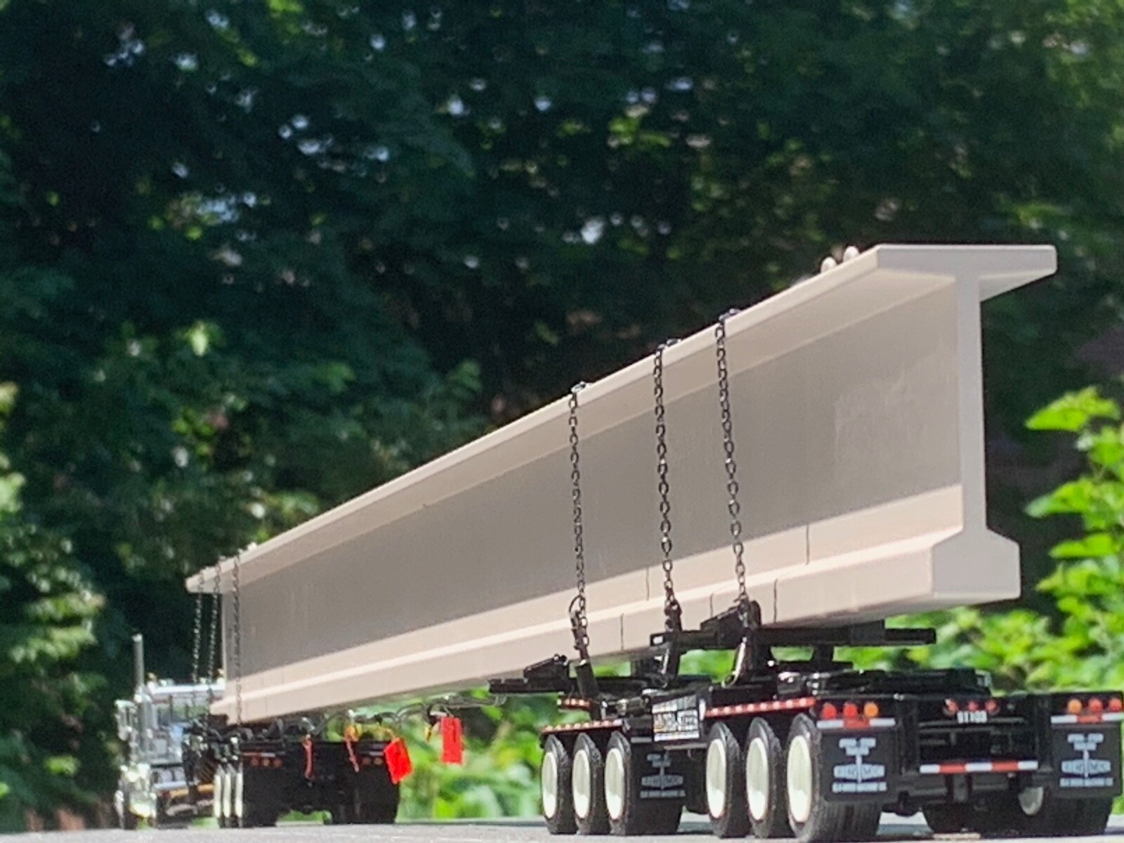 1/64 DCP WHITE P&C PETERBILT 389 HEAVY HAUL W/ FONTAINE BEAM SET