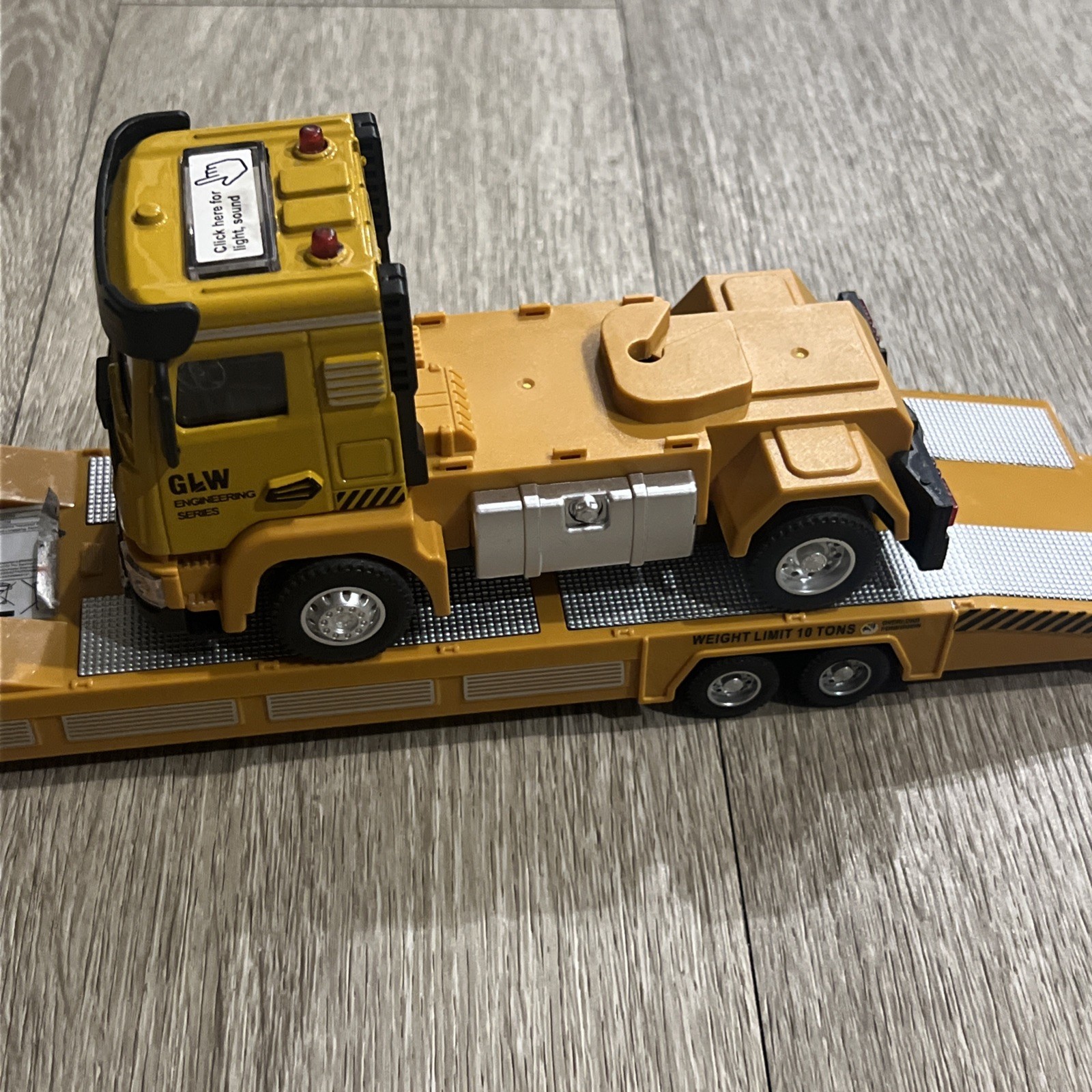 GLW Metal Models Engineering Series Semi Truck With Lights Sound Lowboy Trailer.