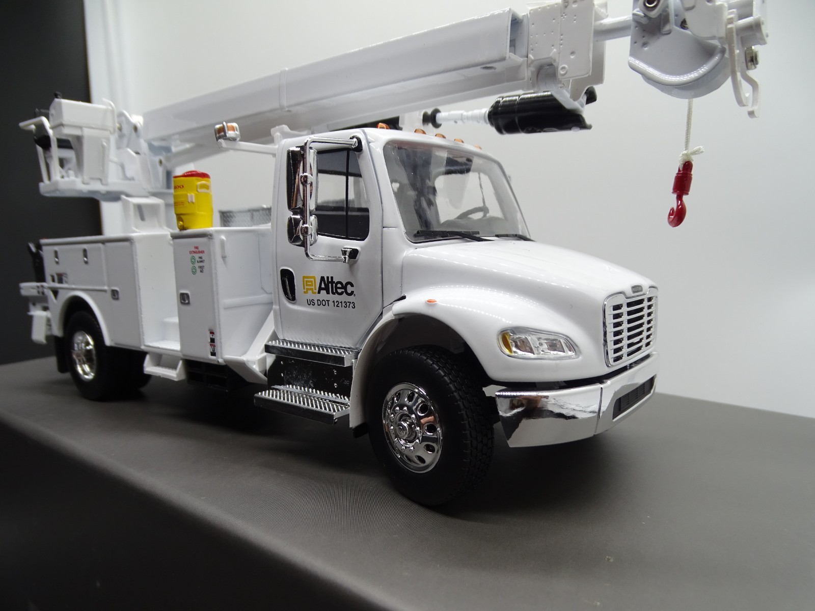 Diecast Masters 71110 1/32 FREIGHTLINER M2 106 WITH ALTEC DC47 DERRICK
