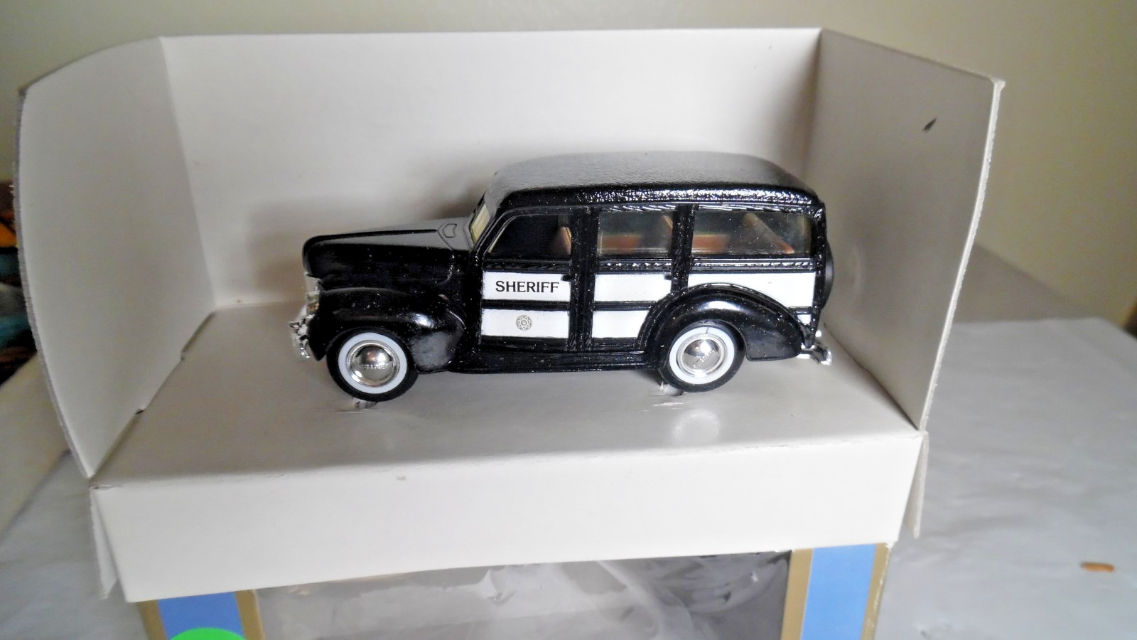 Ertl Sheriff Ford 40’Woody Station Wagon 1;43 Scale New In Box