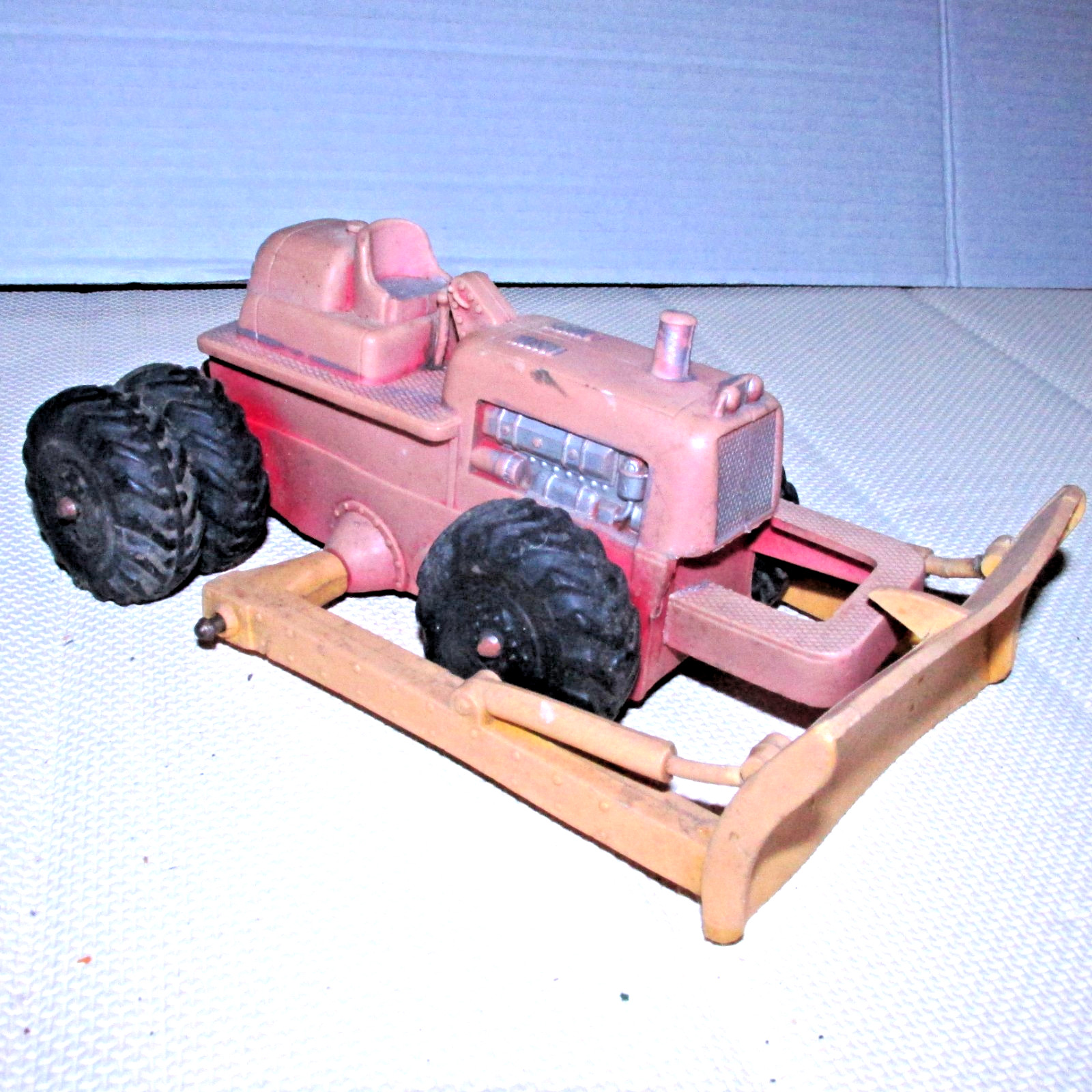 Vintage Auburn Rubber 7 1/2″ Tractor Bulldozer 6 wheel Fading USA