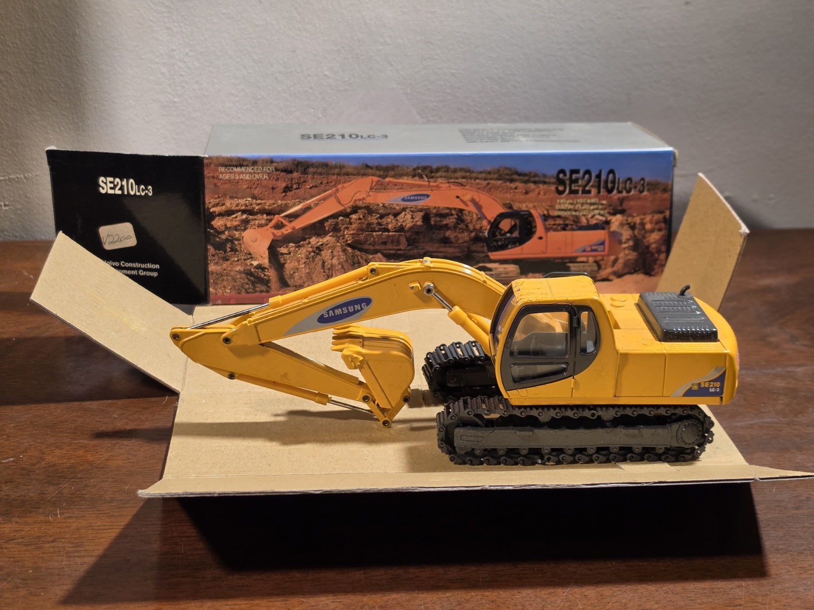 W/ BOX! 1:40 Samsung SE210LC-3 Excavator Heavy Industries Volvo PAINT CRACKS!