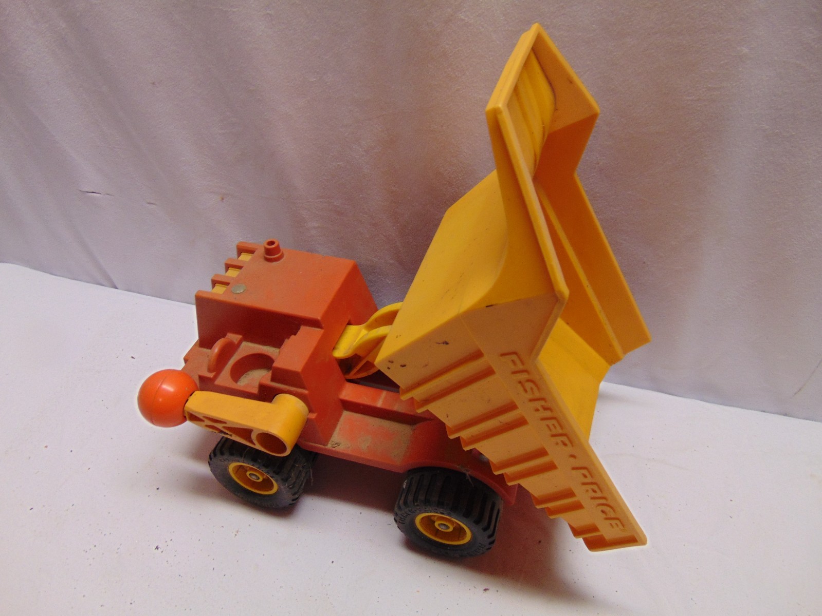 Fisher Price plastic Dump Truck movable bed yellow & Orange #304 12″ x 7″ x 7.5″