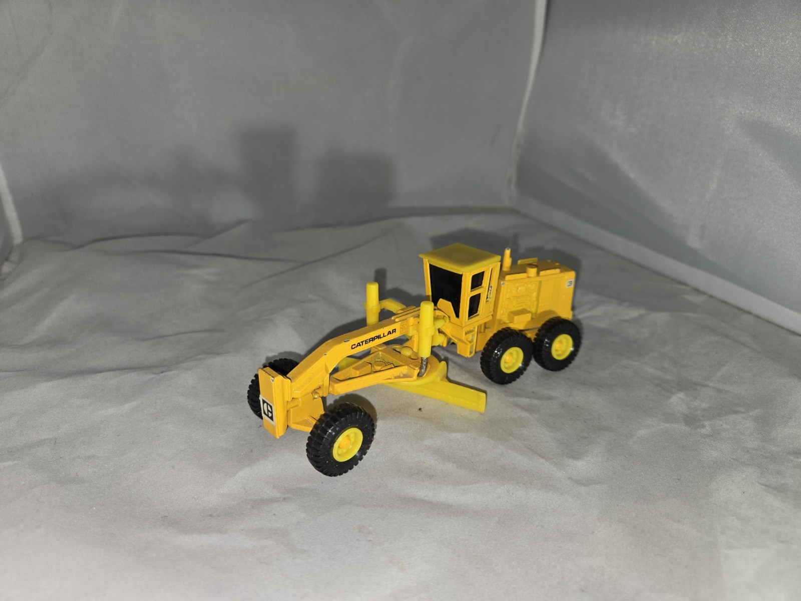 Vintage Ertl Mighty Movers Caterpillar Road Grader 6″ Die-Cast Pre-owned