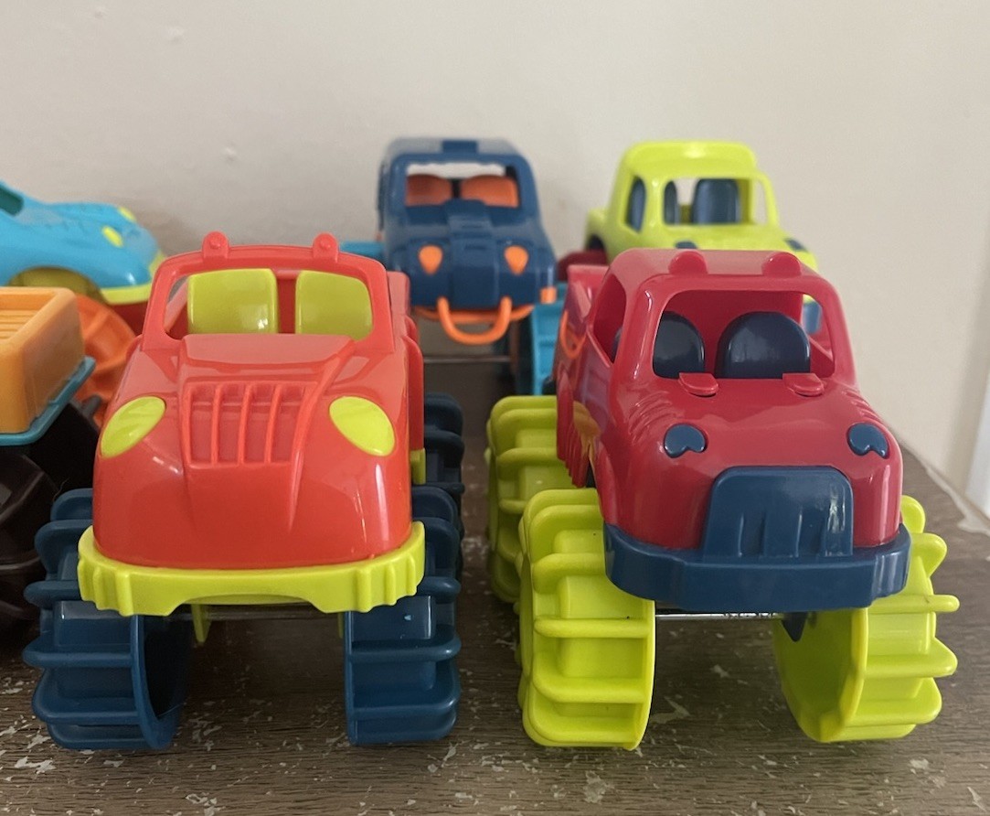 B. toys by Battat 6, 4″ Toy Cars – Water & Sand Vehicles, Beach Playset for Kids