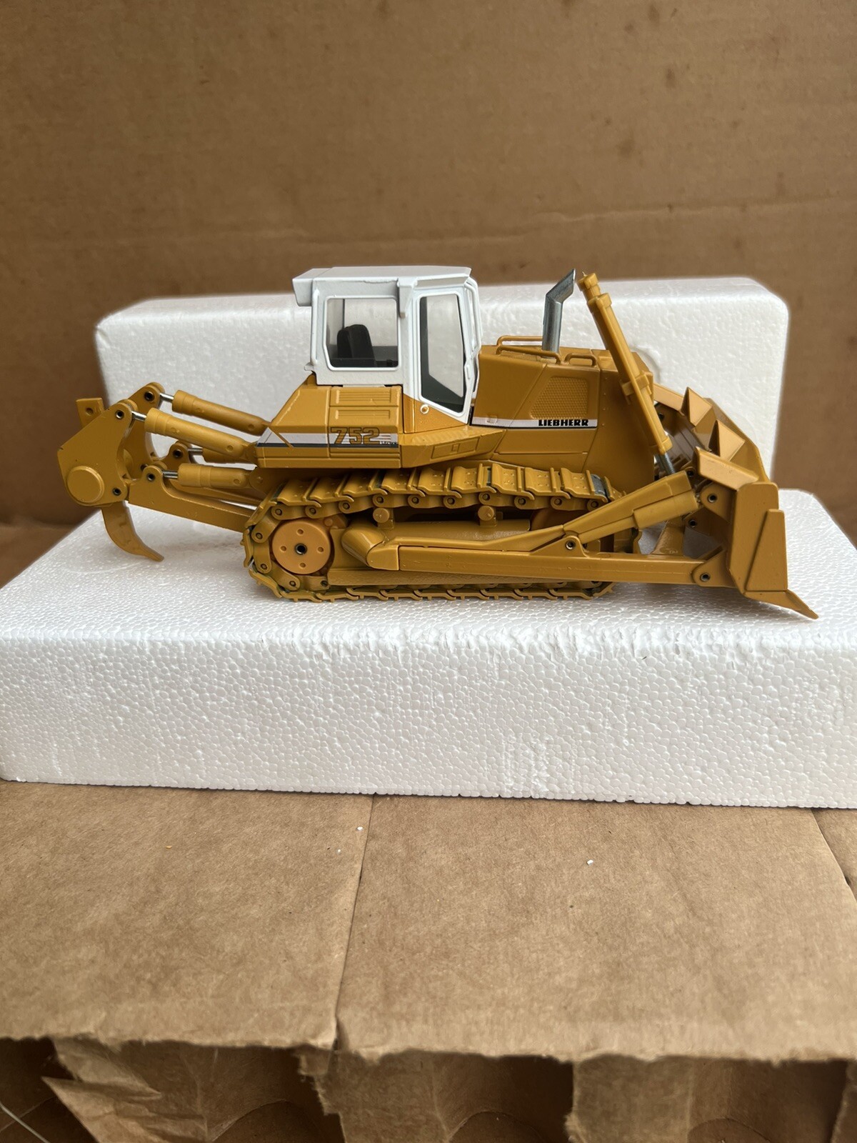 Conrad Liebherr PR 752 Dozer Crawler #2806 MIB