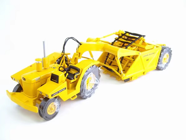 1:24 Scale John Deere 840 Diesel with 400 Scraper – Reuhl Model JD840/400 New