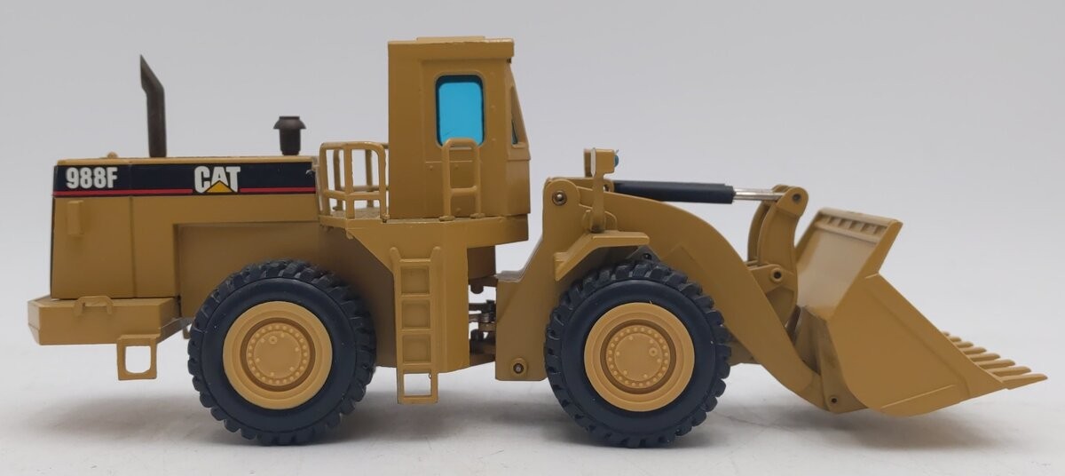 NZG 167 1:50 Caterpillar 988B Wheel-Type Loader/Box