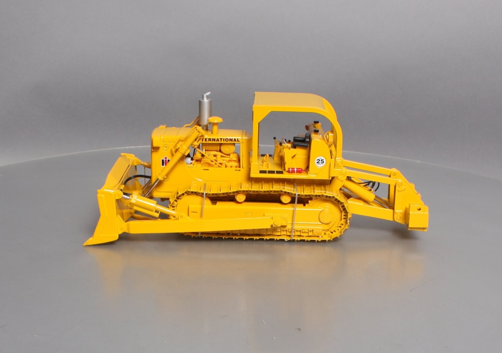 First Gear 79-0156 1:25 DieCast Construction Pioneer International TD-25 Crawler