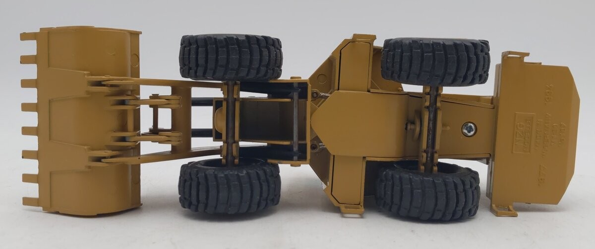 NZG 167 1:50 Caterpillar 988B Wheel-Type Loader/Box