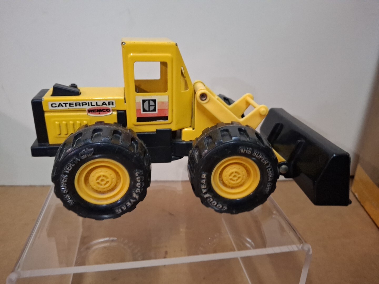 Vintage 1986 Caterpillar Front Loader Bucket Yellow and Black Tractor Truck